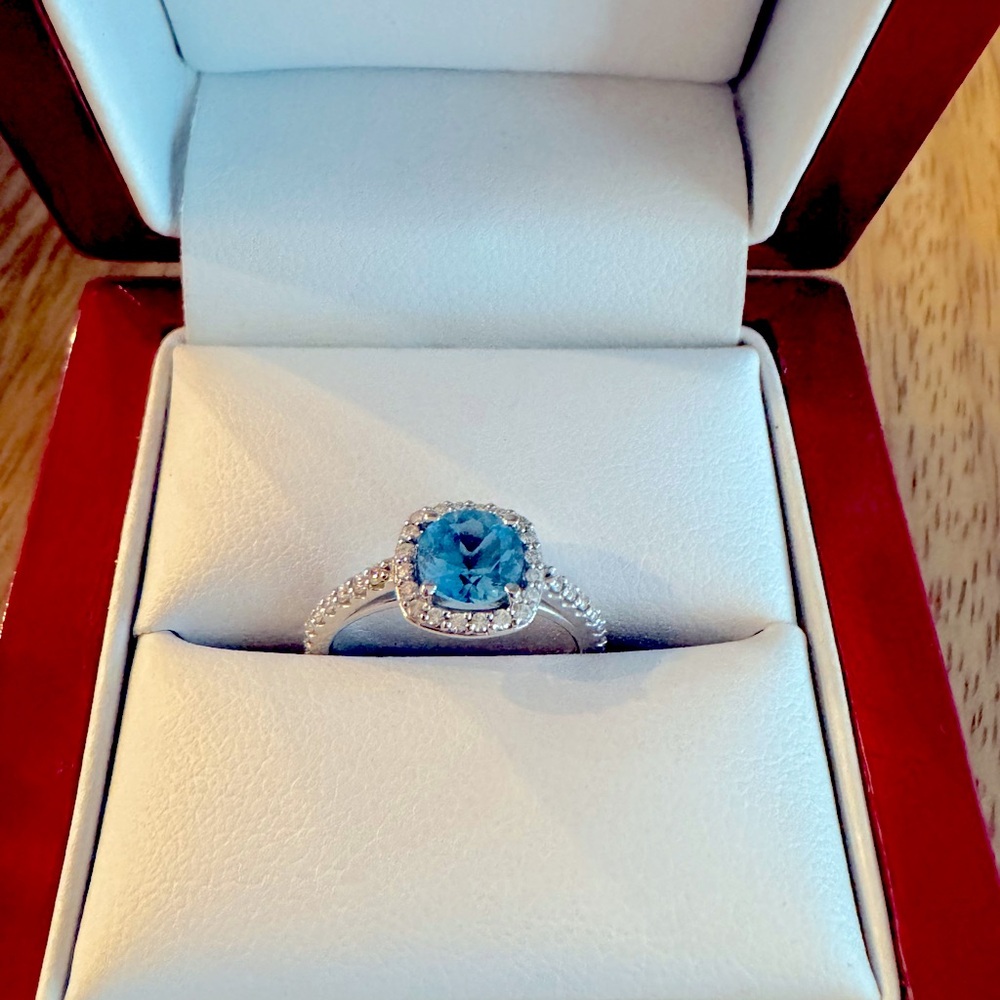 Stunning Blue Topaz and Diamond ring 14k white gold